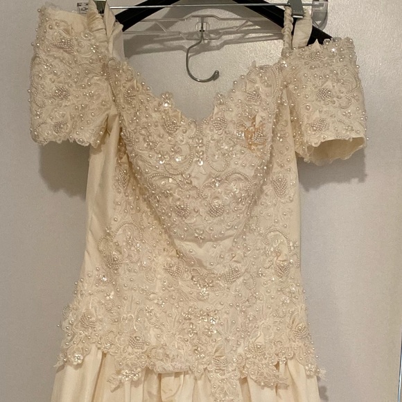 BONNY GORGEOUS SIZE 12 DETAILED WEDDING DRESS WITH GOLD BEADING ON THE FRONT - Picture 1 of 9